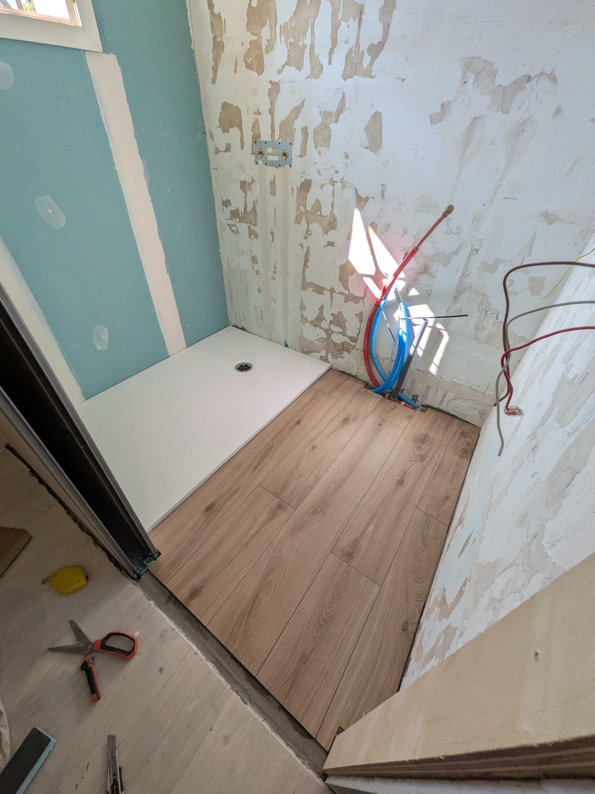 Receveur 90x140 posé côté fenêtre après inversion de la douche et du meuble, alimentations en PER sous gaine en attente