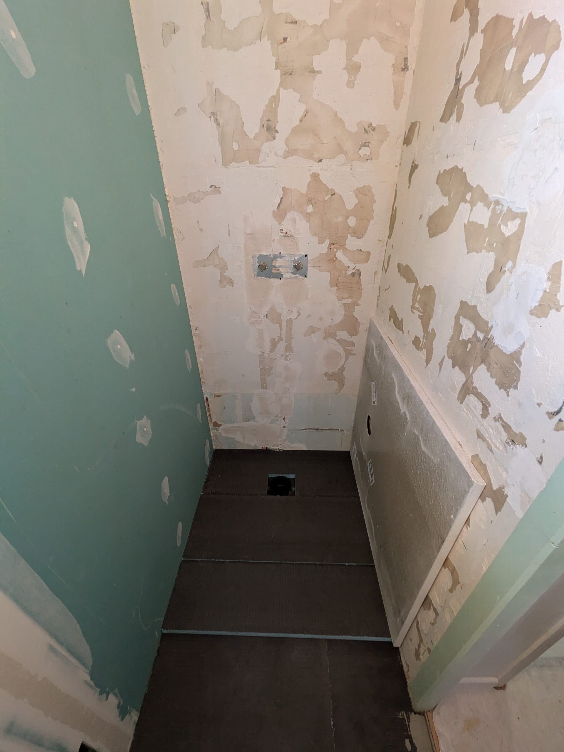 Salle de bain mise à nu, chape déposée et remplacée par des panneaux Wedi au sol, mur côté fenêtre refait en plaques de plâtre