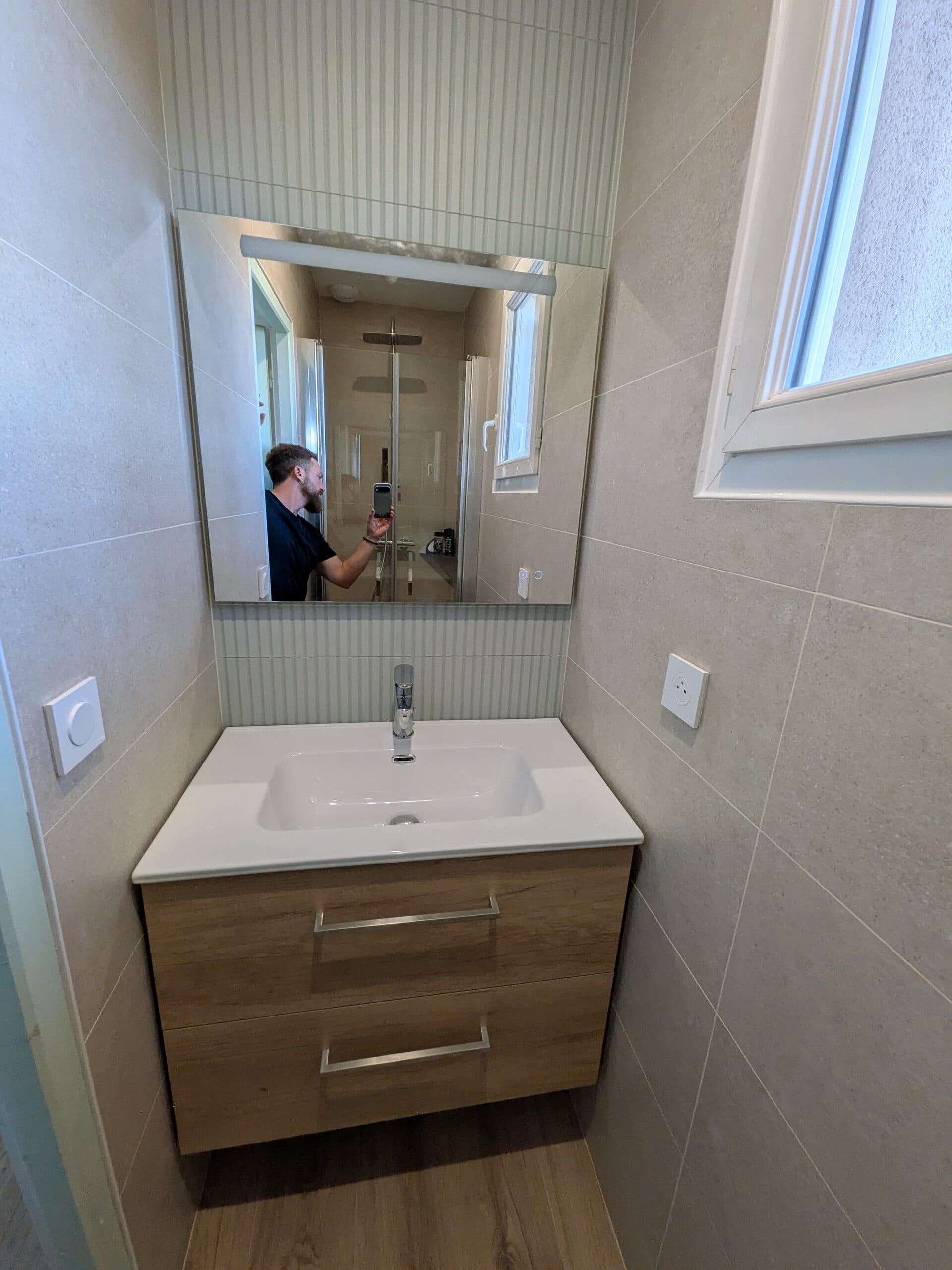 Meuble vasque suspendu de 80 cm avec mitigeur et miroir éclairant, faïence striée posée derrière le meuble