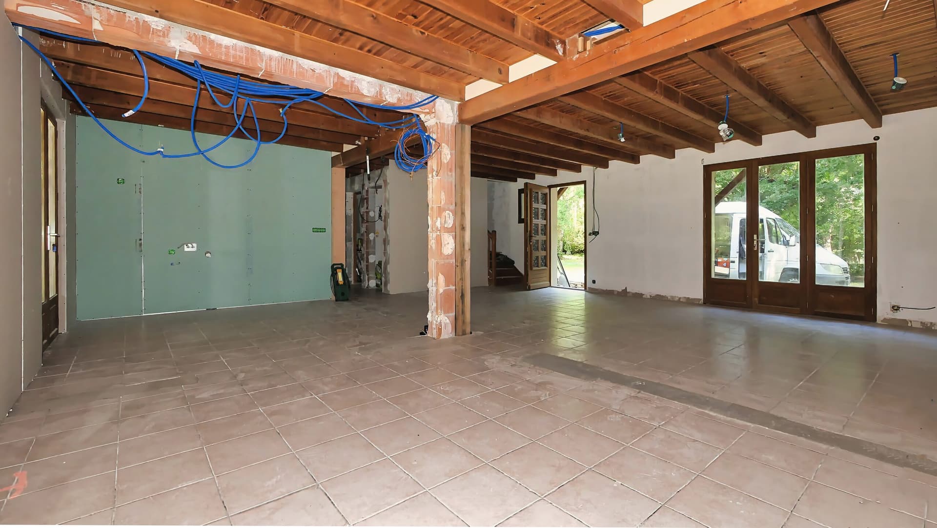 Avant — Carrelage 20×120 en bâton rompu sur ancien carrelage — Carcans