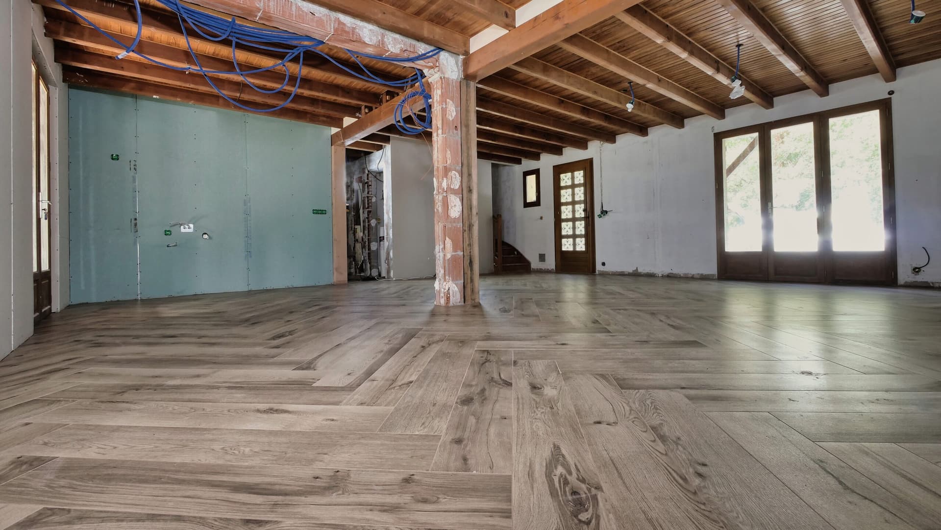 Carrelage 20×120 en bâton rompu sur ancien carrelage — Carcans