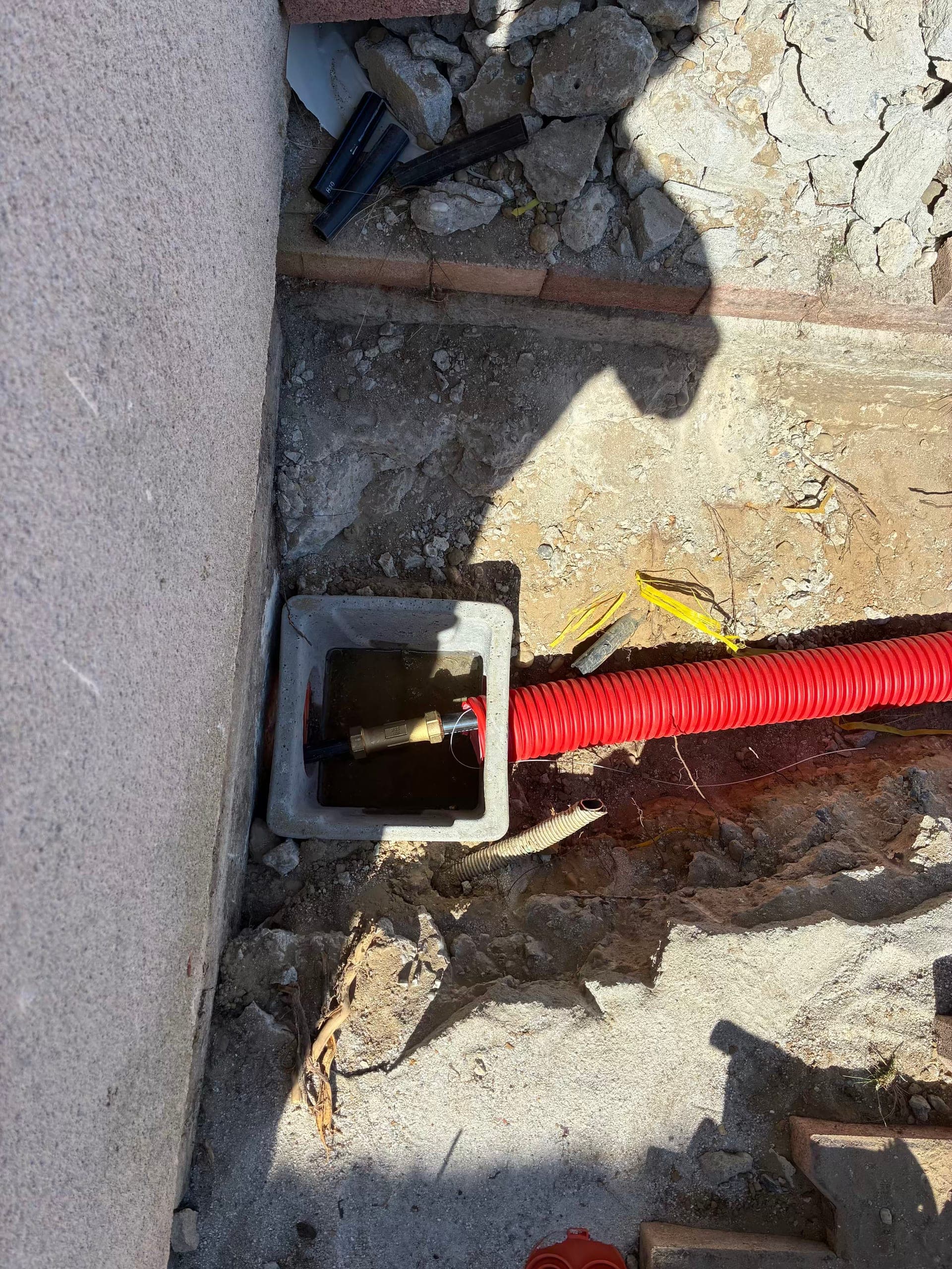 Raccord laiton sur le tuyau PE réalisé dans le regard de visite posé au pied de la maison