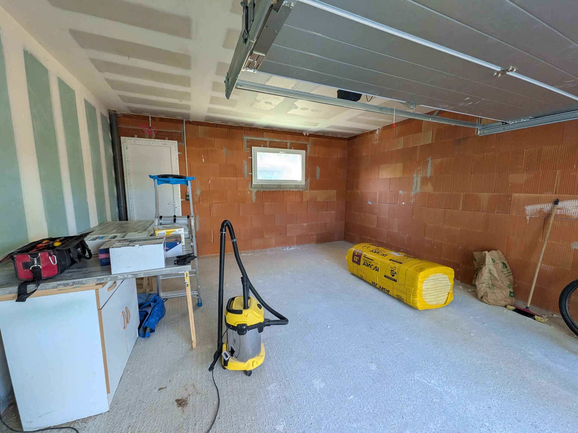 Avant — Isolation, placo et électricité d'un garage — Lugos