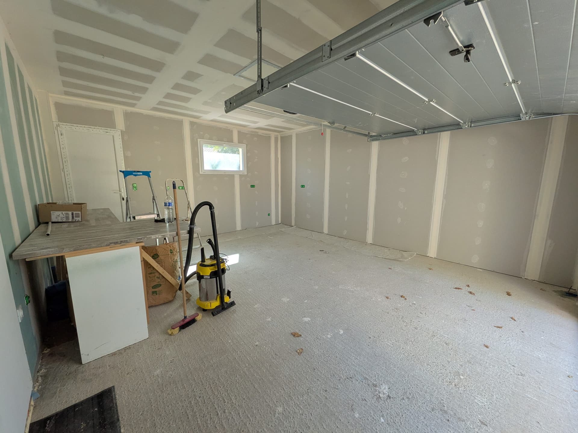 Bandes de jointement sur les trois murs doublés, prises et interrupteur posés, sous leur cache de protection pour la peinture