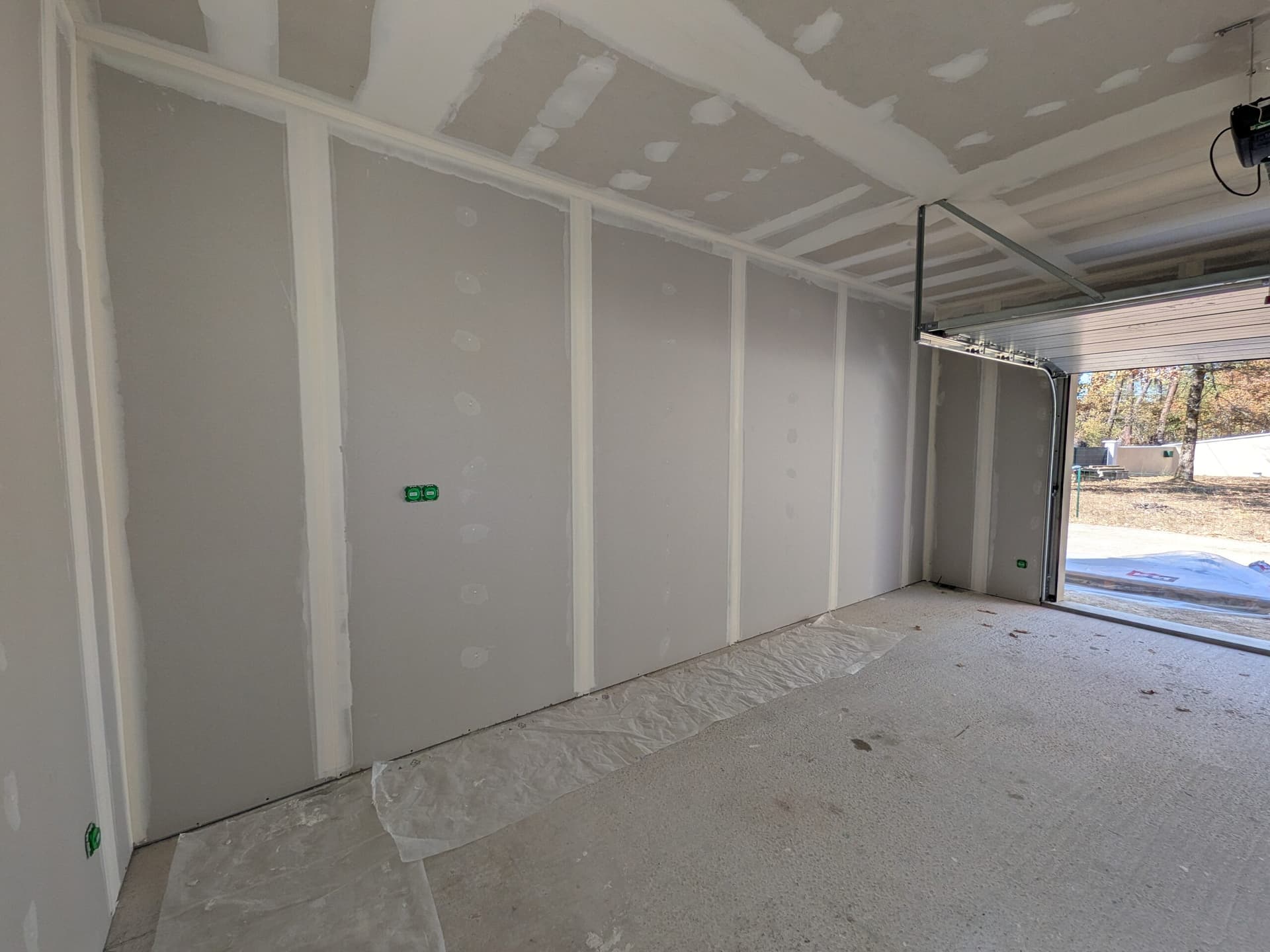 Grand mur après les bandes, prise double à mi-longueur et prise près de la porte de garage, sous cache de protection
