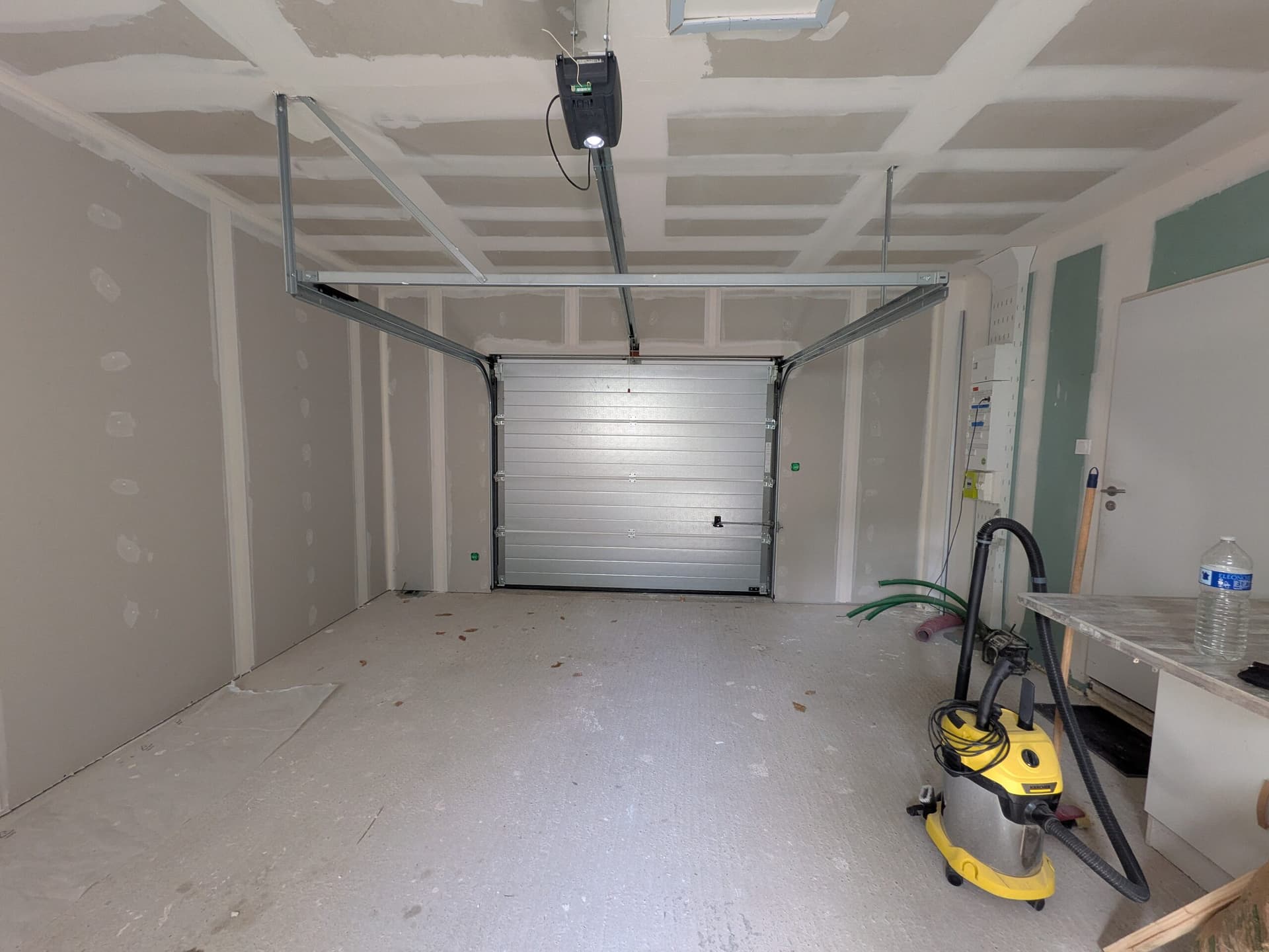Mur de la porte de garage après les bandes, prises posées de chaque côté de la porte, sous cache de protection
