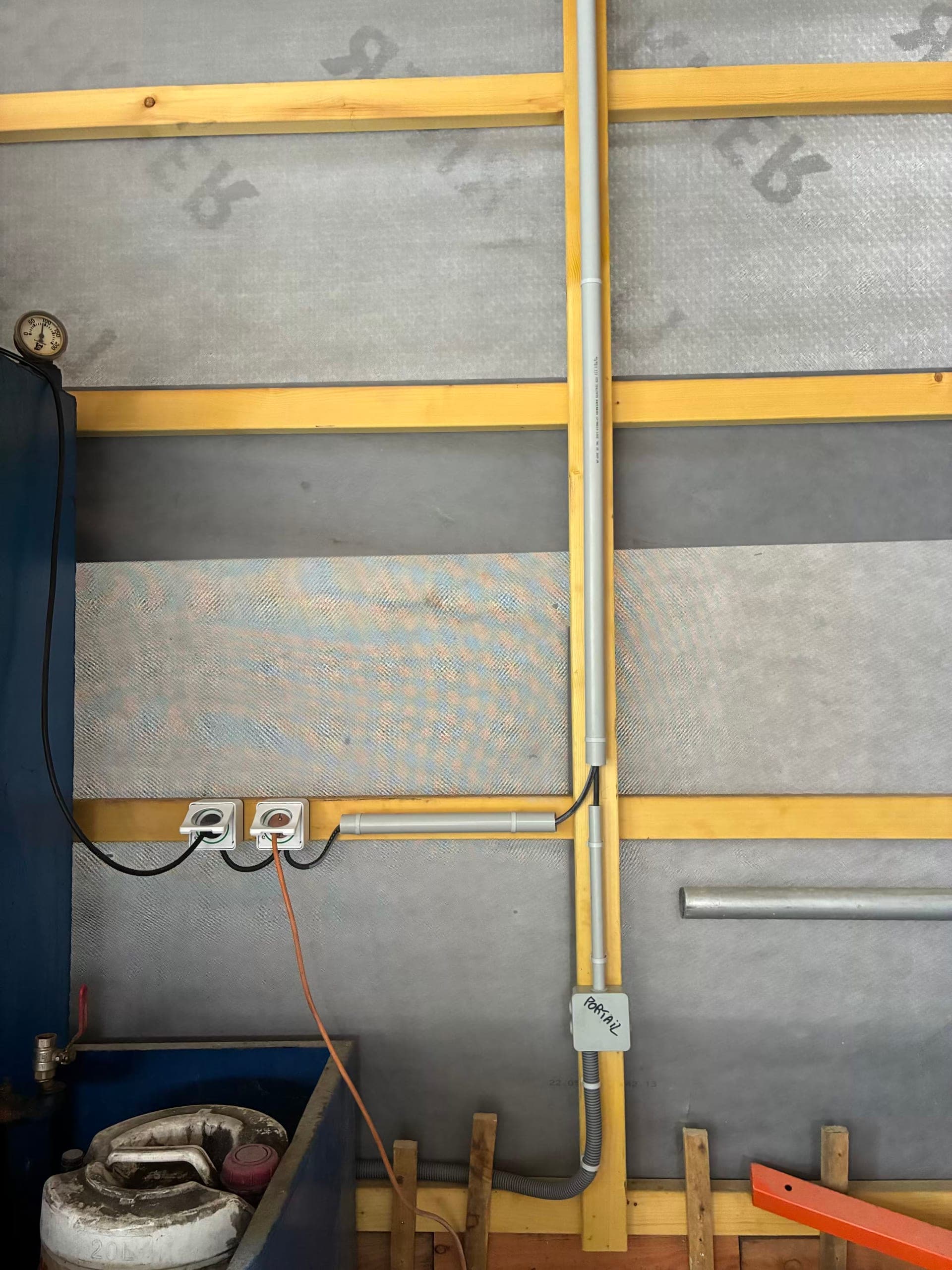 Prises de courant et boîte de dérivation posée pour reprendre l'alimentation du portail, sur l'ossature bois du garage
